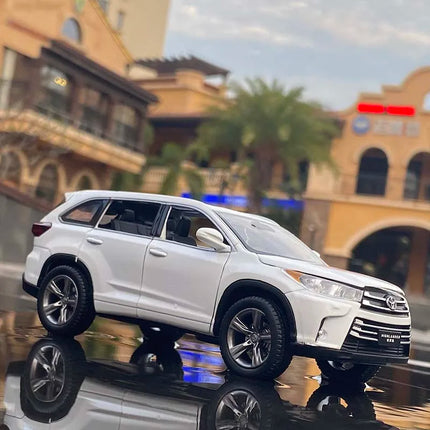 1:32 Toyota Highlander SUV Alloy Car Model Diecasts & Toy Metal Off-road Vehicles Car Model High Simulation Collection Kids Gift