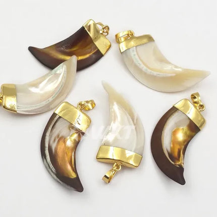 WT-JP073 Dainty Pendant With Beautiful Stripe In Horn Shape White Floral Shell With Gold Capped Pendant For Women Vogue Necklace