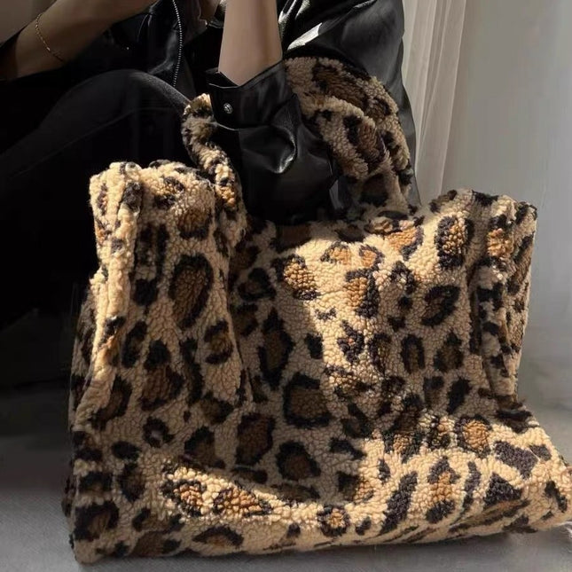 518523 autumn and winter new large capacity leopard print handbag College student plush commuter bag lamb fur tote bag Hundred