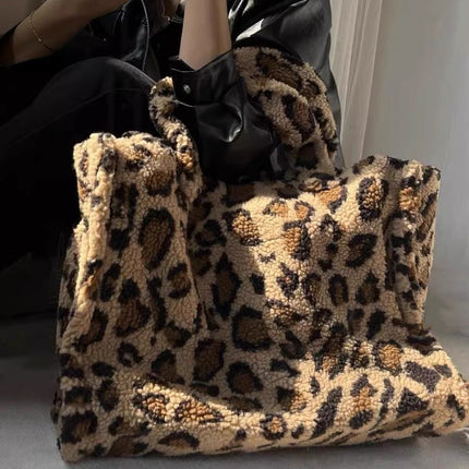 518523 autumn and winter new large capacity leopard print handbag College student plush commuter bag lamb fur tote bag Hundred
