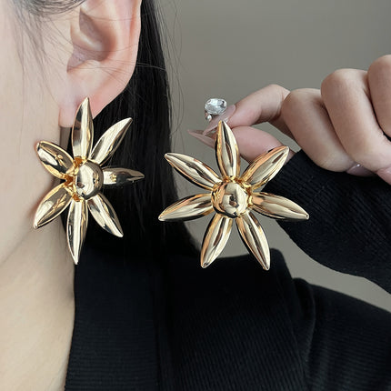 European and American light luxury high-end metal style simple personality earrings women's retro flower pearl hollow love earrings