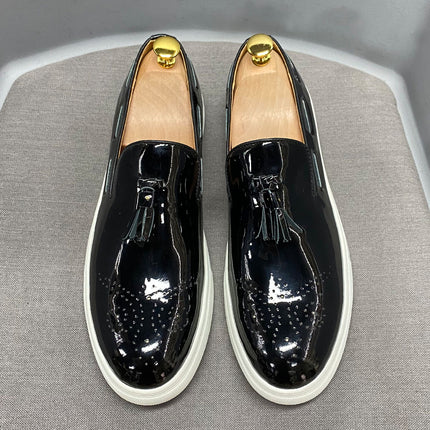 Men's shoes patent leather brogue carved fashion Joker casual shoes flat board shoes bright cross-border e-commerce a generation of hair