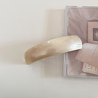 Milk apricot color [curved spring clip]