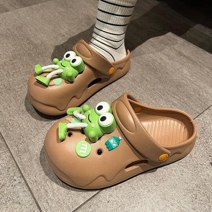 Super Cute Cartoon Frog 2026 Non-Slip Clogs with a Stepping-On-Feces Feel, Thick-Soled Closed-Toe Slippers for Women, Suitable for Summer Outdoor Wear