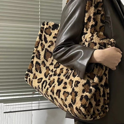 518523 autumn and winter new large capacity leopard print handbag College student plush commuter bag lamb fur tote bag Hundred