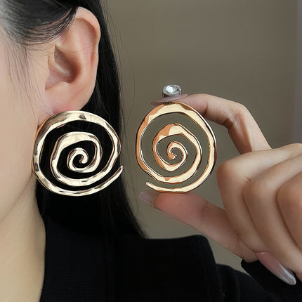 European and American light luxury high-end metal style simple personality earrings women's retro flower pearl hollow love earrings