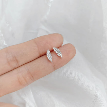 2025 New Style Earrings with a Unique Design, High-End Feel, Versatile for Everyday Wear, Fashionable Earrings Wholesale, Ear Studs for Women, Ear Cartilage Studs