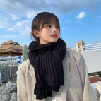 Small label scarf-black