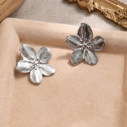 European and American Style Exaggerated Titanium Steel Flower Earrings for Women, French Three-Dimensional Fashion Light Luxury Silver Petal Earrings Versatile Style
