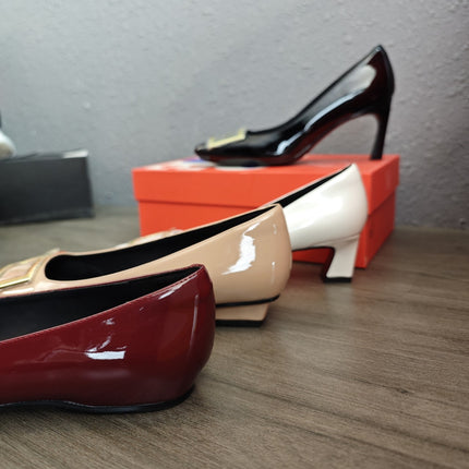 Letter Metal Square Buckle Shallow Mouth Women's Shoes Medium Heel Square Toe Shoes Classic Horseshoe Heel Patent Leather Professional Work Shoes for Women