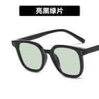 Bright Black Green / Figure