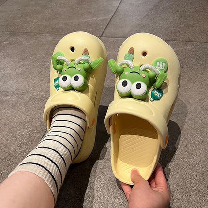 Super Cute Cartoon Frog 2026 Non-Slip Clogs with a Stepping-On-Feces Feel, Thick-Soled Closed-Toe Slippers for Women, Suitable for Summer Outdoor Wear