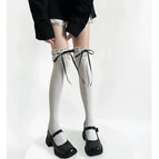 [over-the-knee socks] white background and black ribbon / One size fits all [length can be adjusted, stacked or straightened]