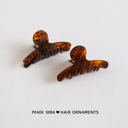 The upgraded version has a small amount of tight hair. chao is easy to use. Advanced acetic acid grip clip. Foreign style shark clip for head