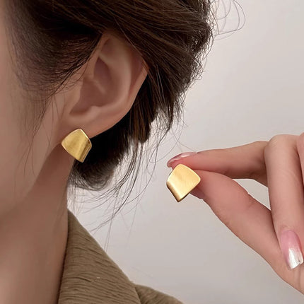 Niche Design Aesthetic Minimalist Metal Stud Earrings for Women 2026 New Popular Style Personality Earrings Internet Celebrity Ear Accessories
