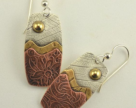 Hesheng new independent station jewelry retro ethnic style wave pattern carved earrings distressed leaf pattern European and American ear