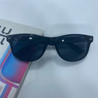 Black frame/gray sheet