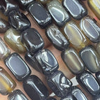Random delivery of colors / A piece of black agate