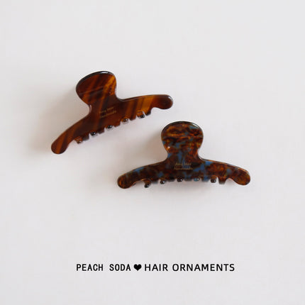 The upgraded version has a small amount of tight hair. chao is easy to use. Advanced acetic acid grip clip. Foreign style shark clip for head