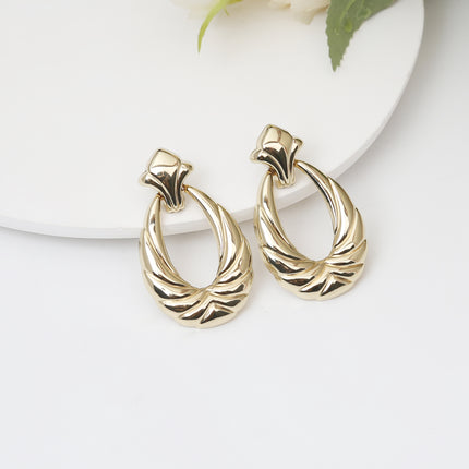 European and American light luxury high-end metal style simple personality earrings women's retro flower pearl hollow love earrings