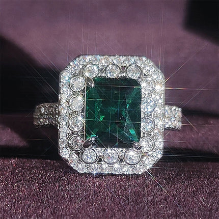European and American Light Luxury Brilliant Square Emerald Engagement Ring Atmospheric Luxury Ladies Ring r7883