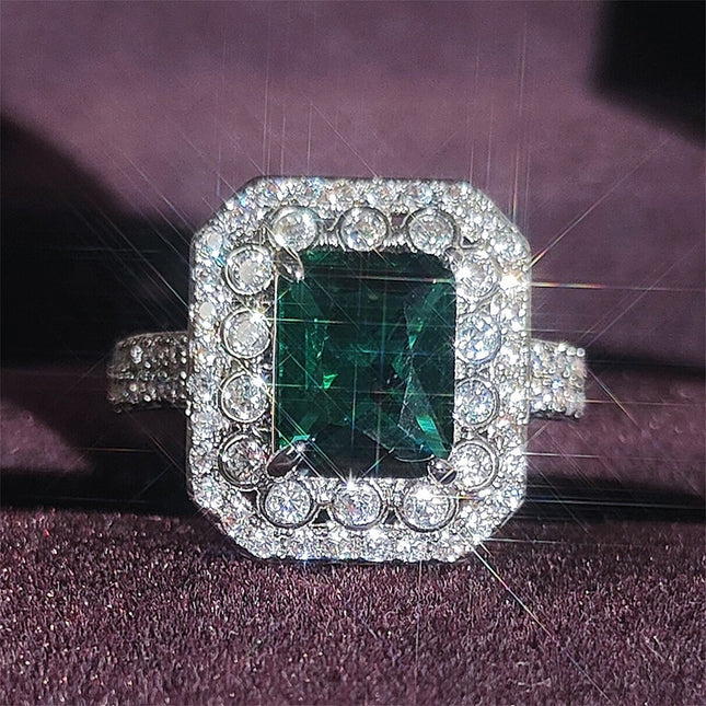 European and American Light Luxury Brilliant Square Emerald Engagement Ring Atmospheric Luxury Ladies Ring r7883