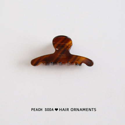 The upgraded version has a small amount of tight hair. chao is easy to use. Advanced acetic acid grip clip. Foreign style shark clip for head
