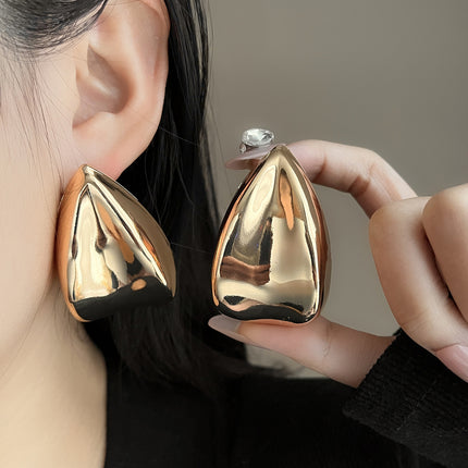 European and American light luxury high-end metal style simple personality earrings women's retro flower pearl hollow love earrings