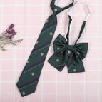 Dark green badge (tie collar flower)