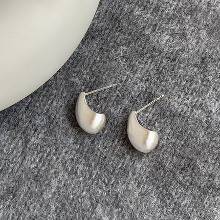 Niche Design Aesthetic Minimalist Metal Stud Earrings for Women 2026 New Popular Style Personality Earrings Internet Celebrity Ear Accessories