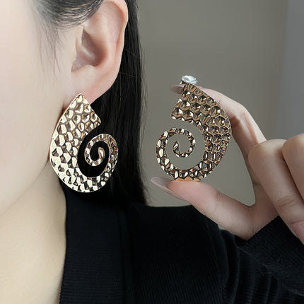 European and American light luxury high-end metal style simple personality earrings women's retro flower pearl hollow love earrings