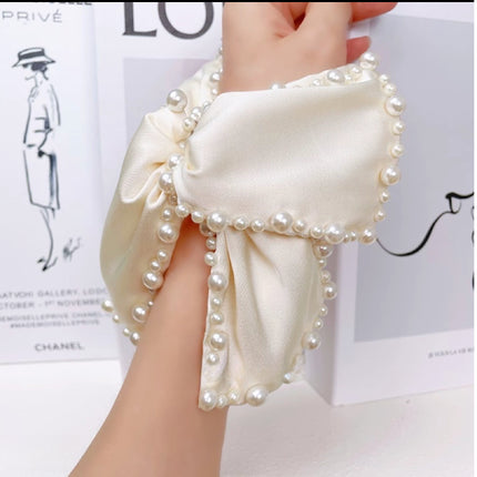 New College Style Triangle Clip with Contrasting Polka Dots and High-End Shark Clip for Hairpin Head Accessories on the Back of the Head