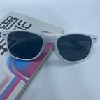 White frame/gray sheet