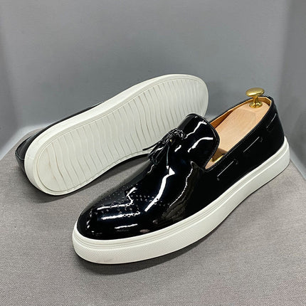 Men's shoes patent leather brogue carved fashion Joker casual shoes flat board shoes bright cross-border e-commerce a generation of hair