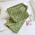 Green background floral / M