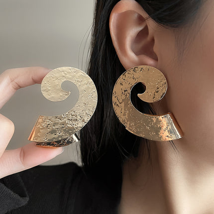 European and American light luxury high-end metal style simple personality earrings women's retro flower pearl hollow love earrings