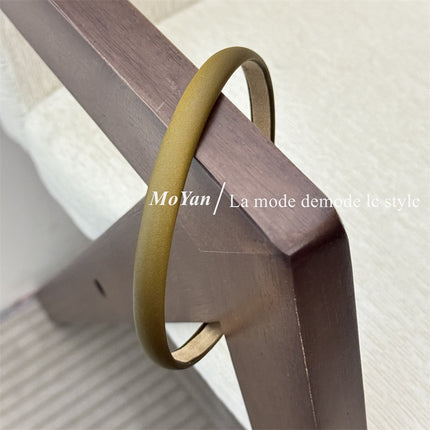 Korean-Style Simple Fabric Hairband with a High-End Feel, Versatile for Going Out, Retro Elegant Hair Accessory, Trendy Hair Clip
