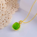 Necklace/golden grass green (weight 7.5 grams)