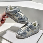 Silver shoes (four seasons) / 22-25 yards, 4 pairs in one hand