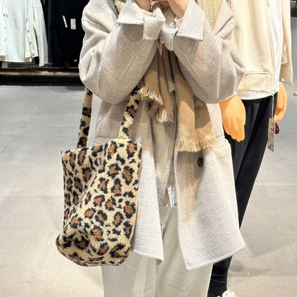 518523 autumn and winter new large capacity leopard print handbag College student plush commuter bag lamb fur tote bag Hundred