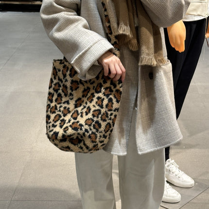 518523 autumn and winter new large capacity leopard print handbag College student plush commuter bag lamb fur tote bag Hundred