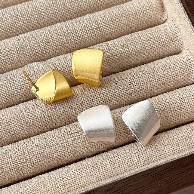 Niche Design Aesthetic Minimalist Metal Stud Earrings for Women 2026 New Popular Style Personality Earrings Internet Celebrity Ear Accessories