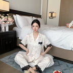 White foundation rose / M
