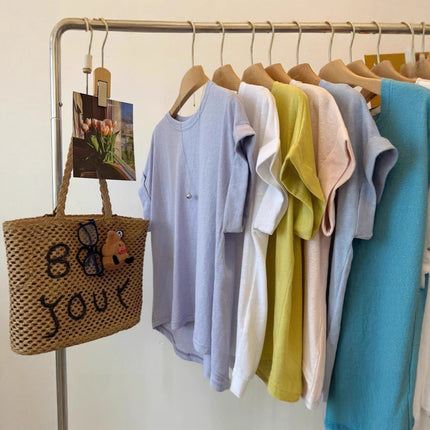 Muyang Recommends It! Minimalist, Relaxed Style Short-Sleeve T-Shirt for Women with Front Short and Back Long Design and Decorative Buttons on the Back