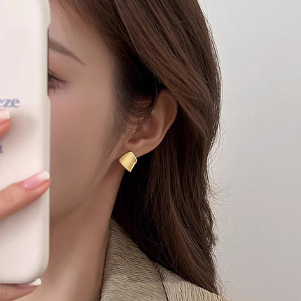 Niche Design Aesthetic Minimalist Metal Stud Earrings for Women 2026 New Popular Style Personality Earrings Internet Celebrity Ear Accessories