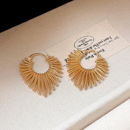 Unique Exaggerated 2025 New Earrings with Gold Lines and Heart Design for Women, Light Luxury High-End Stud Earrings