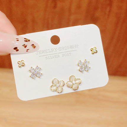 Original Design Cat's Eye Stone Four-leaf Flower Earrings Women Ins Sweet Fresh Mini All-match Earrings Wholesale