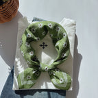That little daisy green / 56x56cm square scarf