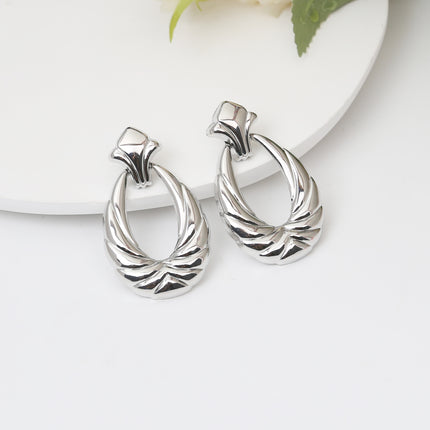 European and American light luxury high-end metal style simple personality earrings women's retro flower pearl hollow love earrings