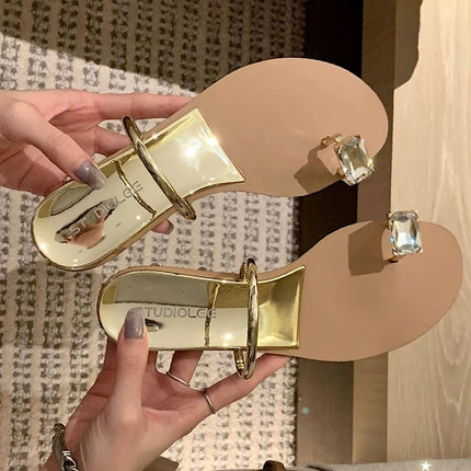 2025 New Summer Style Pigeon Egg Inner Heightening Flip-Toe Flats Beach Sandals with Rhinestones for Women to Wear Fashionably